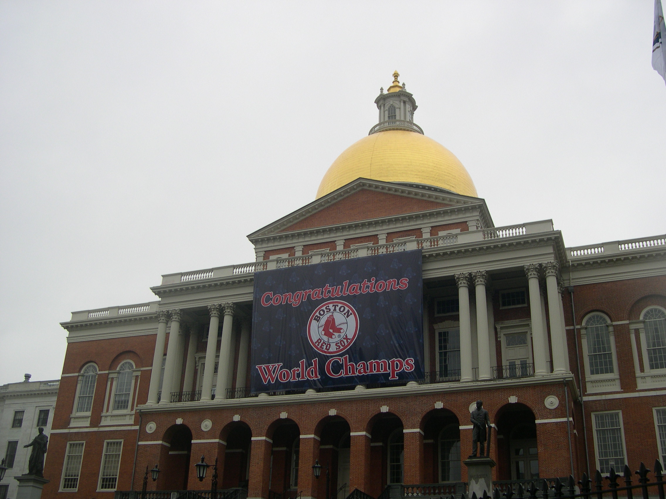 <a href="http://edward.oconnor.cx/lj/2004/11-04/ma-statehouse-sox-banner.jpg">edward.oconnor.cx/lj/2004/11-04/ma-statehouse-sox-banner.jpg</a>