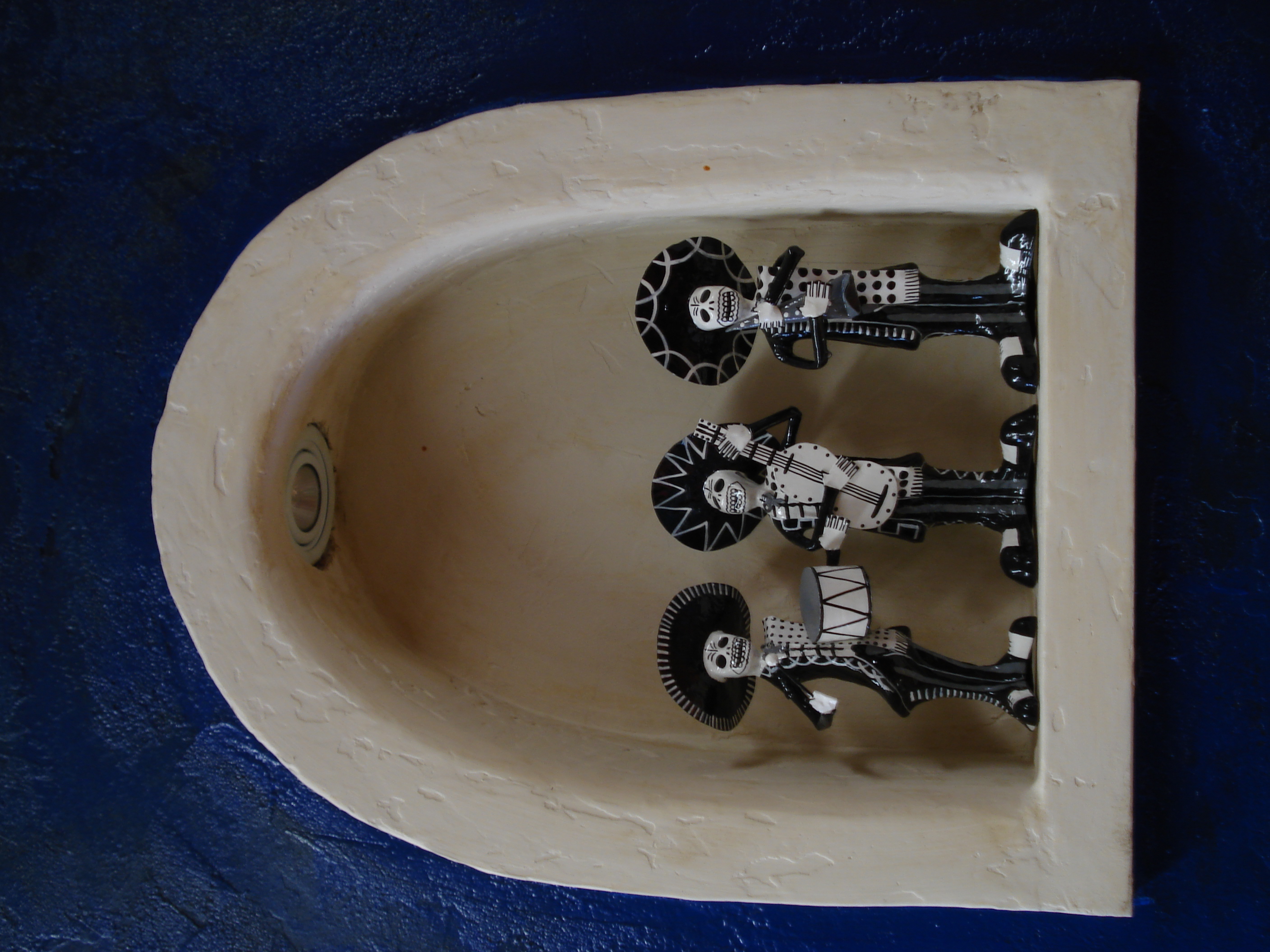 <a href="http://mamatestataqueria.com/">Mamá Testa</a> has lots of random cool decorations in the walls, like this mariachi band.